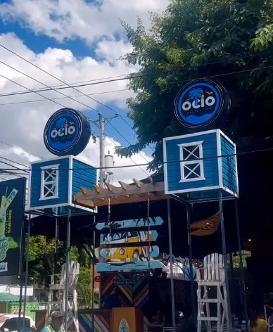 Detalle de la entrada de Ocio Gastropub en Santiago de los Caballeros