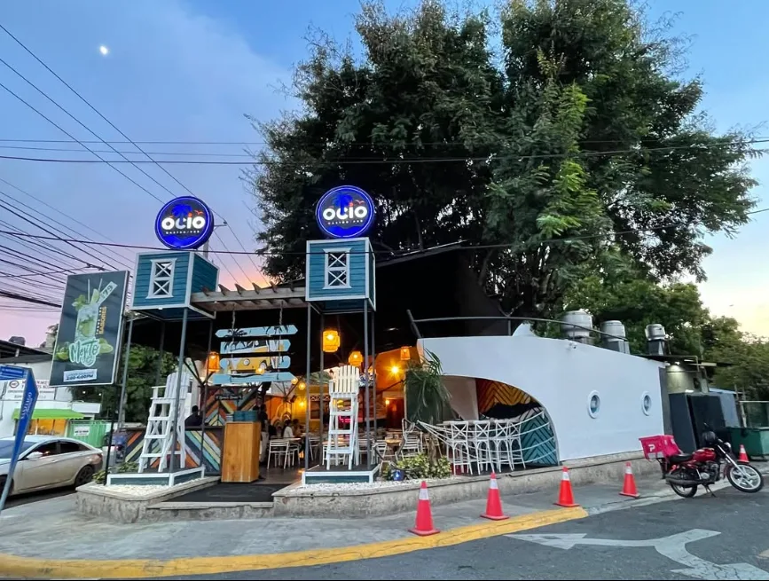 Exterior de Ocio Gastropub en Santiago de los Caballeros, con los letreros luminosos del local